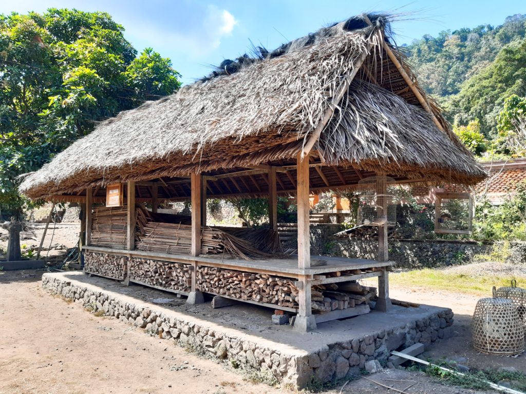 バリ島穴場の観光地バリ・アガの村トゥガナン村の高床式東屋
