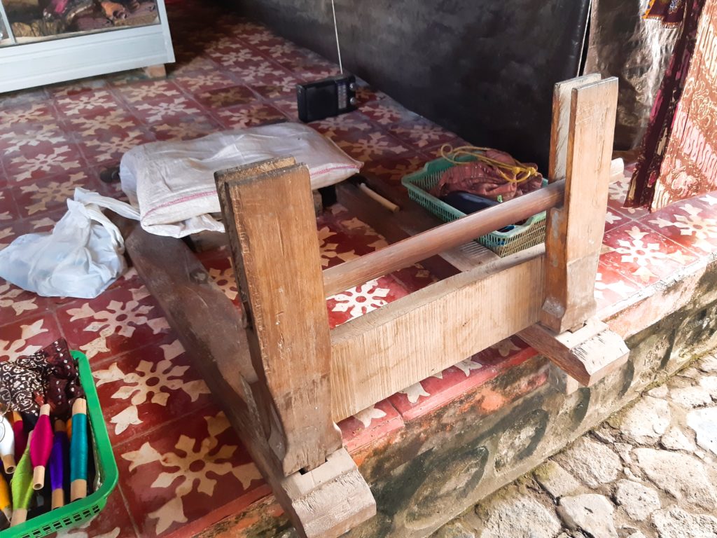 バリ島穴場の観光地バリ・アガの村トゥガナン村のグリンシンの織り機