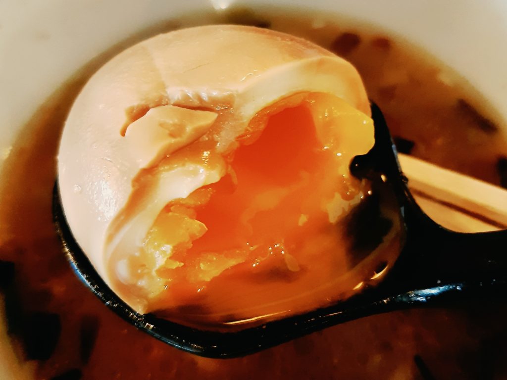 バリ島チャングーのラーメンレストラン浜虎の味玉