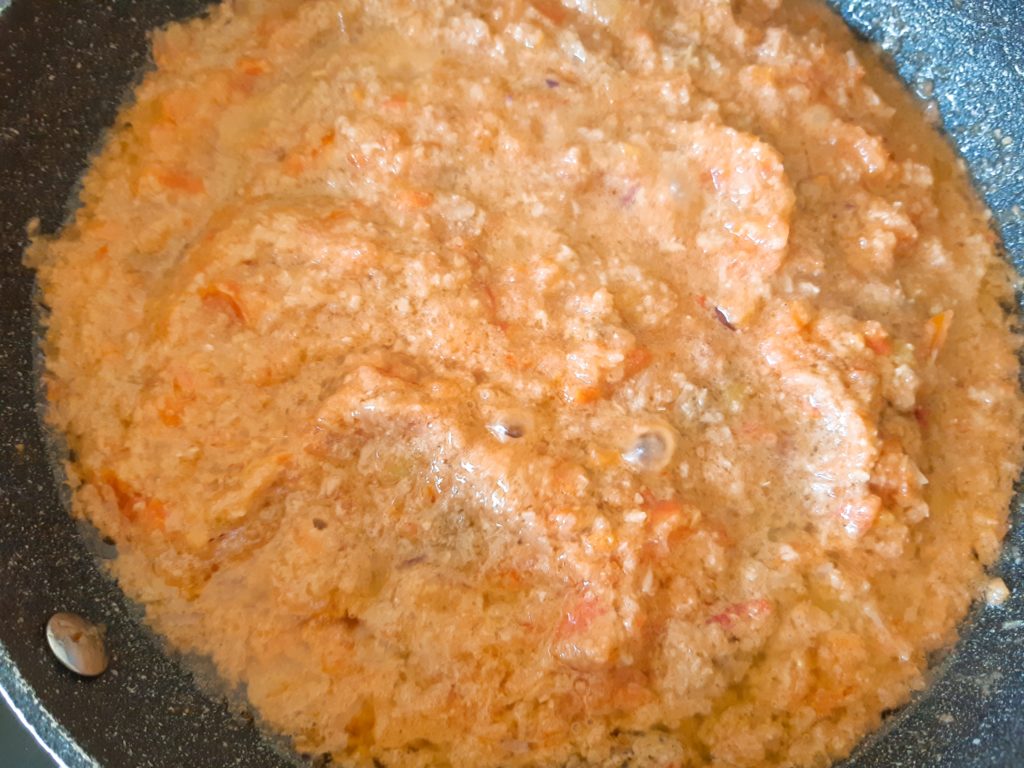 インドネシア料理・バリレシピのイカンピンダンのトマトソース煮込む