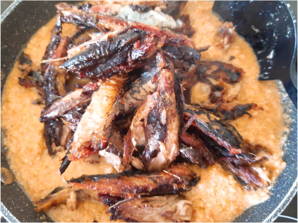 インドネシア料理・バリレシピのイカンピンダン魚を混ぜる