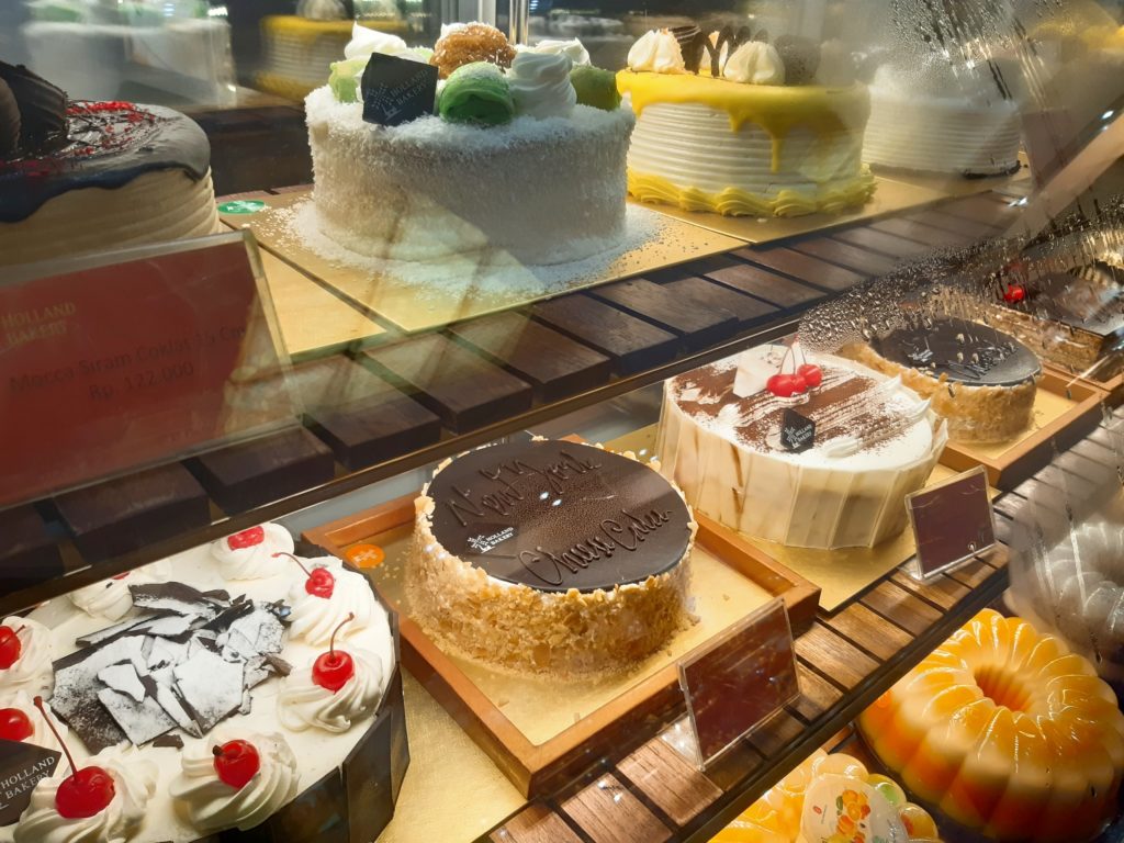 バリ島パン＆ケーキ屋ホーランドベーカリーのケーキコーナー